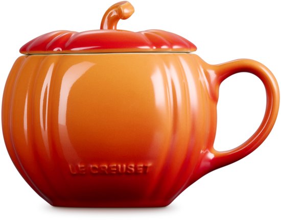Tasse citrouille orange et rouge avec couvercle, tige sur le dessus et anse.