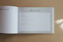 Een open kraamvisiteboek met een zachtgroene achtergrond en botanische print. De rechterpagina bevat het formulier 'Mijn kraamvisite'.
