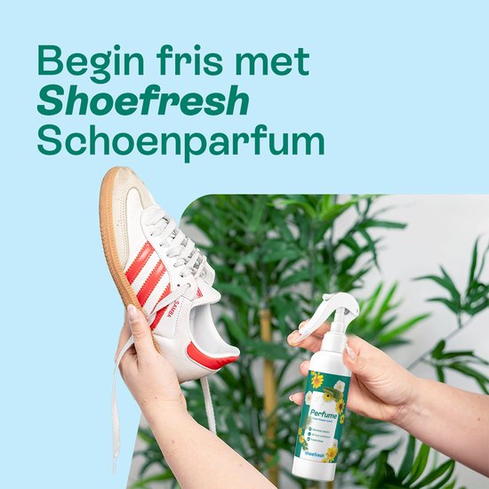 Een hand houdt een witte sneaker met rode strepen vast, de ander spuit schoenparfum in de schoen. Tekst: "Begin fris met Shoefresh Schoenparfum".