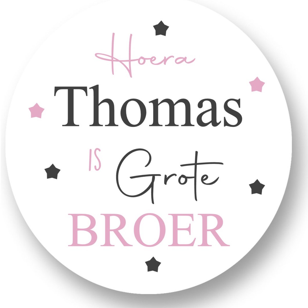 20x Sluitsticker Hoera `Naam` is grote Broer - Roze - 40 mm - Geboorte Sticker - Sluitzegel - Sticker Geboortekaart Jongen - Baby nieuws - Trakteren Broer Zus Basisschool Kinderdagverblijf - Glossy - Sluitzegel - Wensetiket - RoNa Design