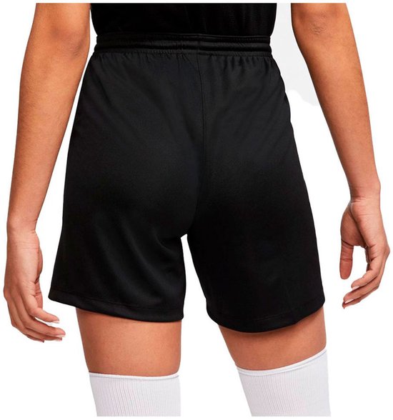 Achterkant van een zwarte Nike short, gedragen door een vrouw.