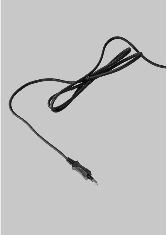 Zwarte gevlochten stekker met een rechte stekker en een usb-c poort.