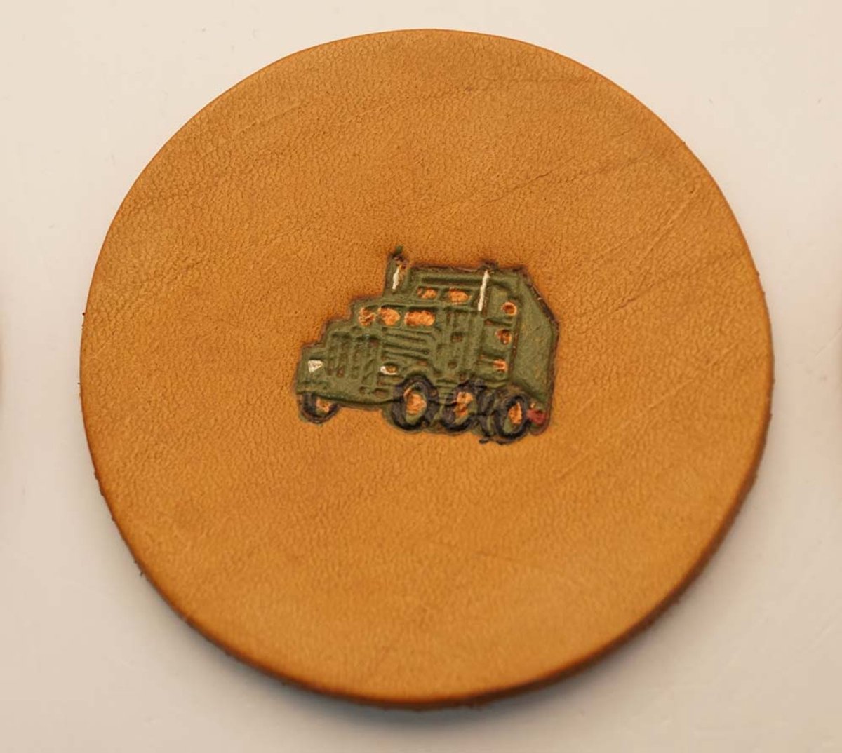 6 leren beige onderzetters voor drinkglazen met afbeelding groen vrachtwagen - onderzetters voor glazen - lederen onderzetters - trucker onderzetters - onderzetters vrachtwagen liefhebbers - leren onderzetters beige - 100% lederen onderzetters