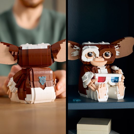 Twee afbeeldingen van de LEGO Ideas Gizmo figuur. De ene toont de achterkant, de andere de voorkant met 3D-bril.