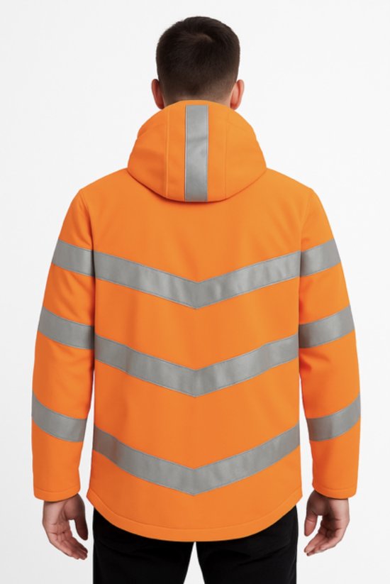 Man in fluor oranje jas met V-vormige reflecterende strepen op de achterkant en mouwen.