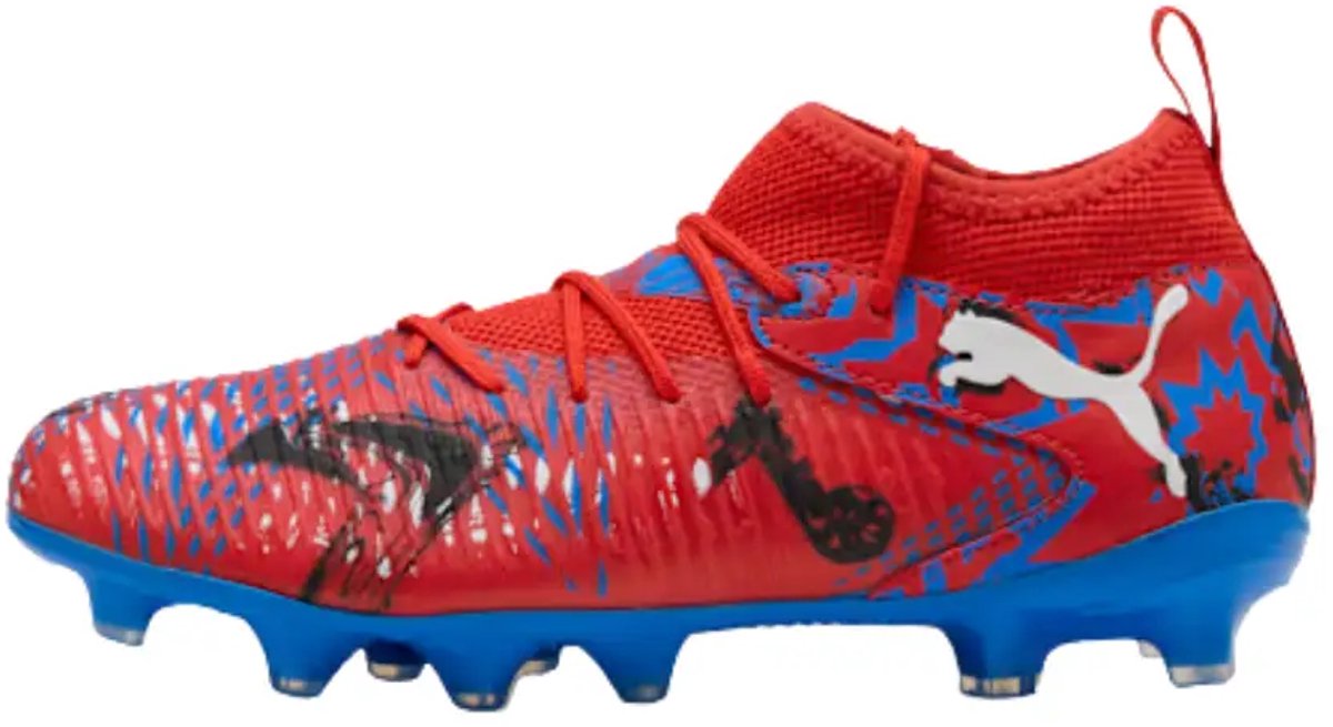 Puma Future 8 Match Playmakers FG/AG Jr voetbalschoenen in rood, zwart en blauw met een synthetisch bovenwerk en opvallend...