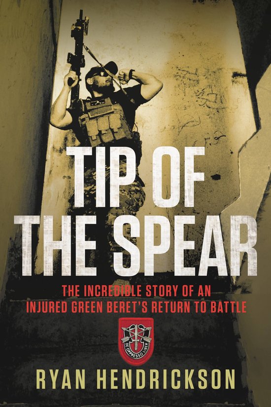 Boekcover van 'Tip of the Spear' met een man in militair tenue die een geweer omhoog houdt. Tekst: TIP OF THE SPEAR, THE INCREDIBLE STORY OF AN INJURED GREEN BERET'S RETURN TO BATTLE.