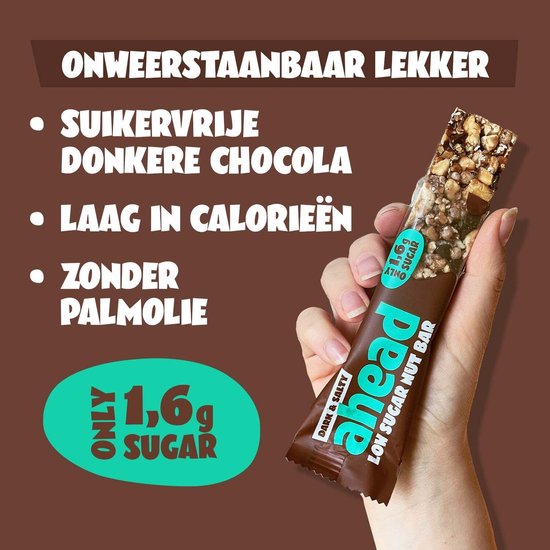Hand houdt een ahead "Dark & Salty" notenreep met 1,6g suiker, met tekst die suikervrije chocolade, weinig calorieën en geen palmolie benadrukt.
