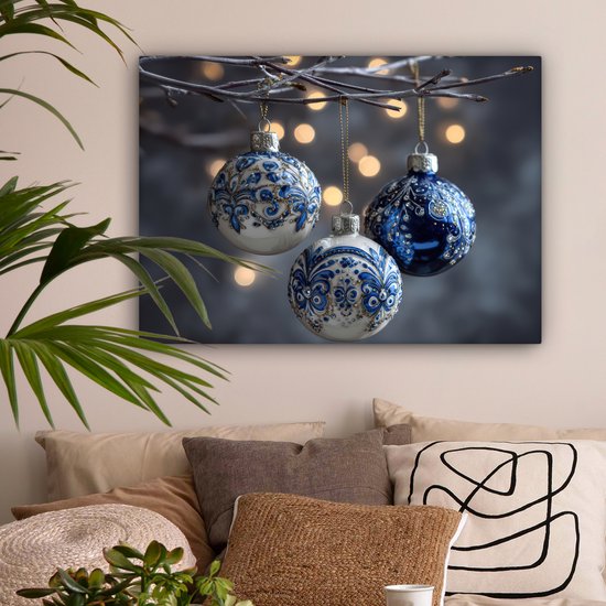Canvas schilderij 80x60 cm - Exclusieve wanddecoratie Kerstbal - Versierd - Blauw - Muurdecoratie woonkamer - Kamer decoratie - Schilderijen op canvas - Kerstdecoratie voor binnen - Kerstversiering - Kerstmis versiering