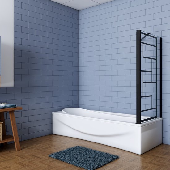 Baignoire moderne avec paroi de bain noire, style industriel avec motif vitrail, sur parquet.