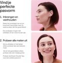 Vrouw met een lichtpaarse oordop in haar oor en een andere oordop in haar hand. Een andere vrouw lacht met lichtpaarse oordoppen in haar oren.