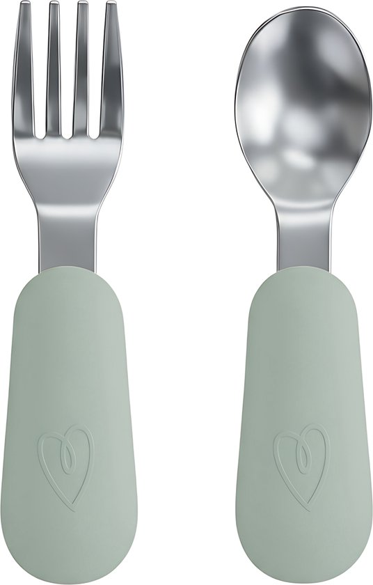 Une fourchette pour bébé et une cuillère pour bébé, toutes deux avec des manches en silicone vert pâle ornés d'un logo en forme de cœur.