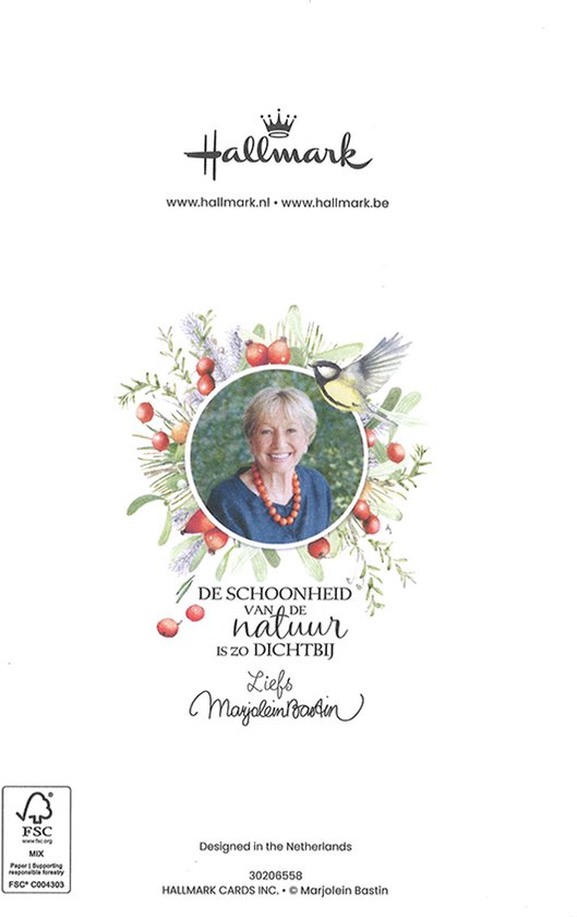 Een glimlachende vrouw met een oranje ketting, omringd door winterse takken met rode bessen en een mees.