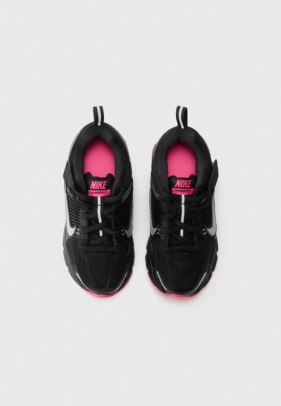 Vooraanzicht van zwarte lage Nike sneakers met roze en zilveren accenten.
