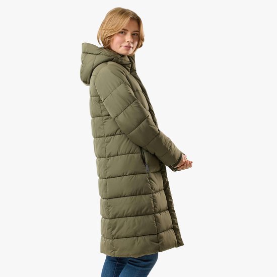 Zijaanzicht van een lange groene gewatteerde jas met capuchon, gedragen door een model met spijkerbroek.