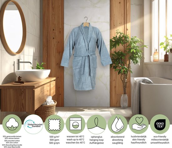 Robe de chambre bleu clair en éponge douce et absorbante. Avec ceinture et poches plaquées.