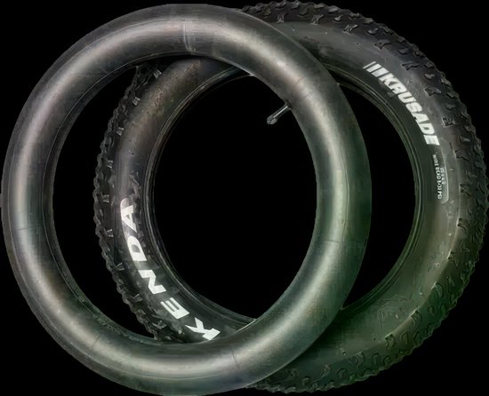 Twee dikke fietsbanden, één met 'KENDA' tekst, de ander met 'KRUSADE' en '20x4.0 15-30 PSI' tekst.