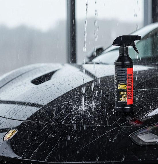 Zwarte spuitfles 'AUTOFRESH QUICK WAX POLISH' op een natte, glanzende zwarte auto.