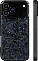 Zwart carbon telefoonhoesje met blauwe spikkels en een zijprofiel met grip.