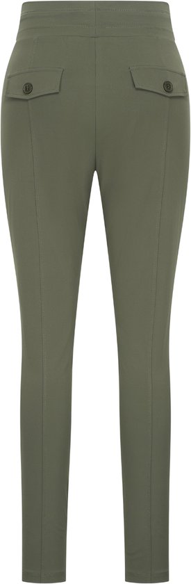 Donkergroene broek met twee paspelzakken met knoopsluiting aan de achterkant.