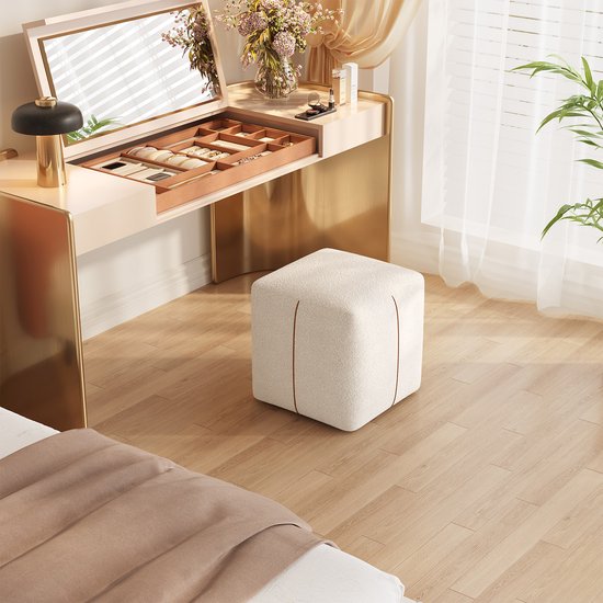Poufs Guyii Meubella, Tabouret bas carré, tabouret de maquillage moderne, pouf beige, repose-pieds rembourré, adapté au salon, à la chambre, au hall.