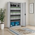 Grijze archiefkast met open deuren, vol met mappen, ordners, een kluisje en dozen. De kast staat in een woonkamer met een plant en een kleed.