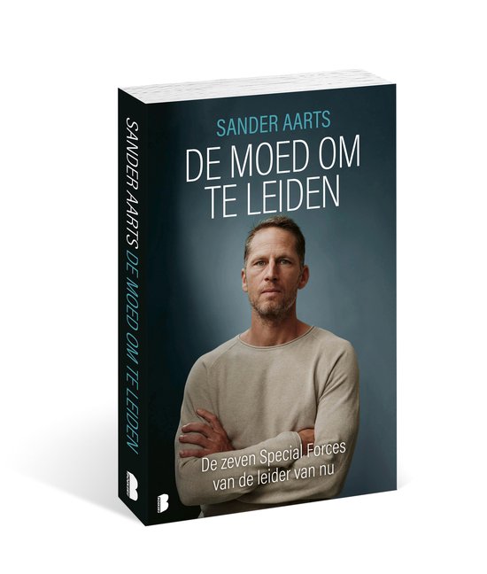 Boek "De moed om te leiden" van Sander Aarts met zijn portret, grijze trui en gekruiste armen.