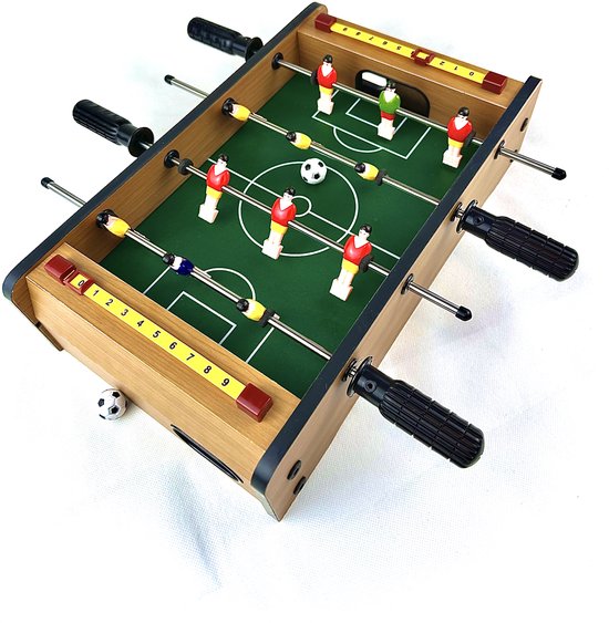 Mini voetbaltafel met 12 spelers. Rood en geel tenues, groen veld, houten frame en zwarte handgrepen.