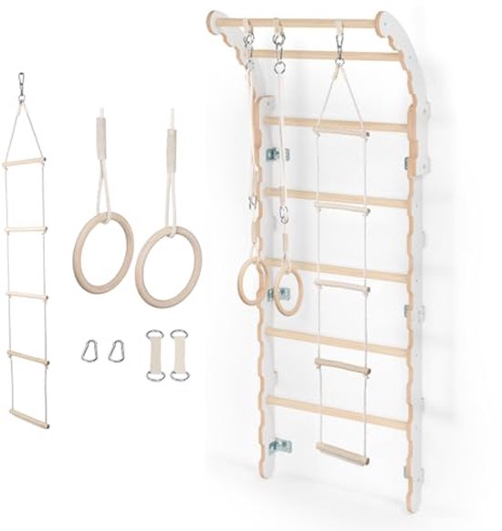 Houten klimwand met diverse sportattributen zoals ringen en touwladder.
