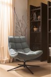 Lichtblauwe fauteuil met geblokt patroon, gestoffeerde armleuningen en donker metalen kruispoot.