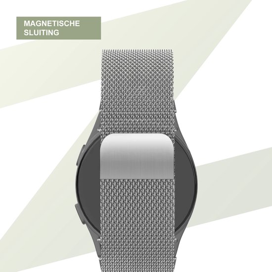 Bracelet de montre milanais argenté avec fermeture magnétique autour d'une montre connectée noire.