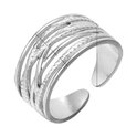 Zilverkleurige verstelbare ring met meerdere lijnen en een gedetailleerd patroon, op een witte achtergrond.