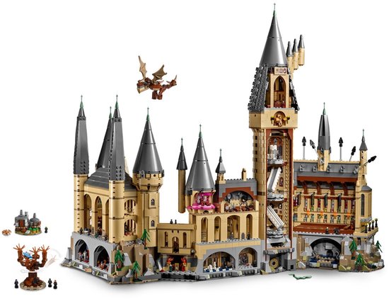 LEGO Harry Potter Zweinstein Kasteel set met Beukerboom, boten en een draak.