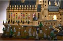 Gedetailleerd zicht op de kantelen van LEGO Zweinstein met gekleurde glas-in-loodramen.