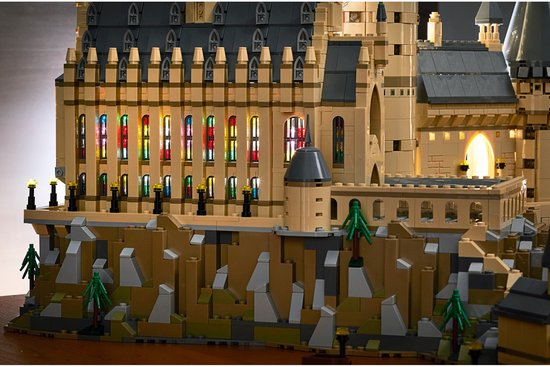 Gedetailleerd zicht op de kantelen van LEGO Zweinstein met gekleurde glas-in-loodramen.