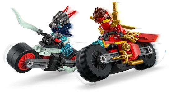 Twee LEGO Ninjago speelgoedmotoren, rood en blauw, racen met zwaarden.