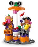 Deux figurines LEGO Fortnite près d'un kiosque alimentaire rond et violet avec un parasol