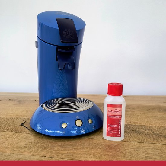 Blauwe Senseo koffiepadmachine met een flesje ontkalker ernaast.