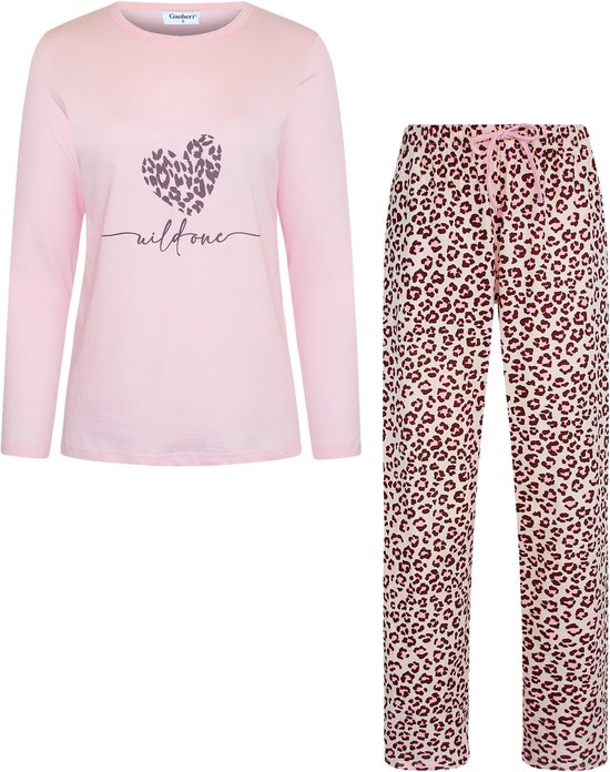 Ensemble de pyjama rose avec un haut à cœur et le texte 'wild one', pantalon imprimé léopard.