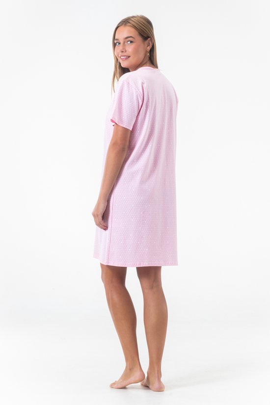 Model van achteren in een roze nachthemd met korte mouwen en all-over witte hartjesprint.