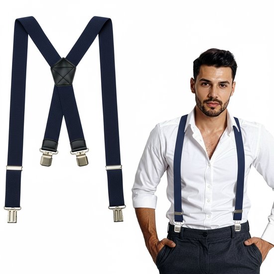 Man met wit overhemd en grijze broek, draagt donkerblauwe bretels met zilverkleurige clips.