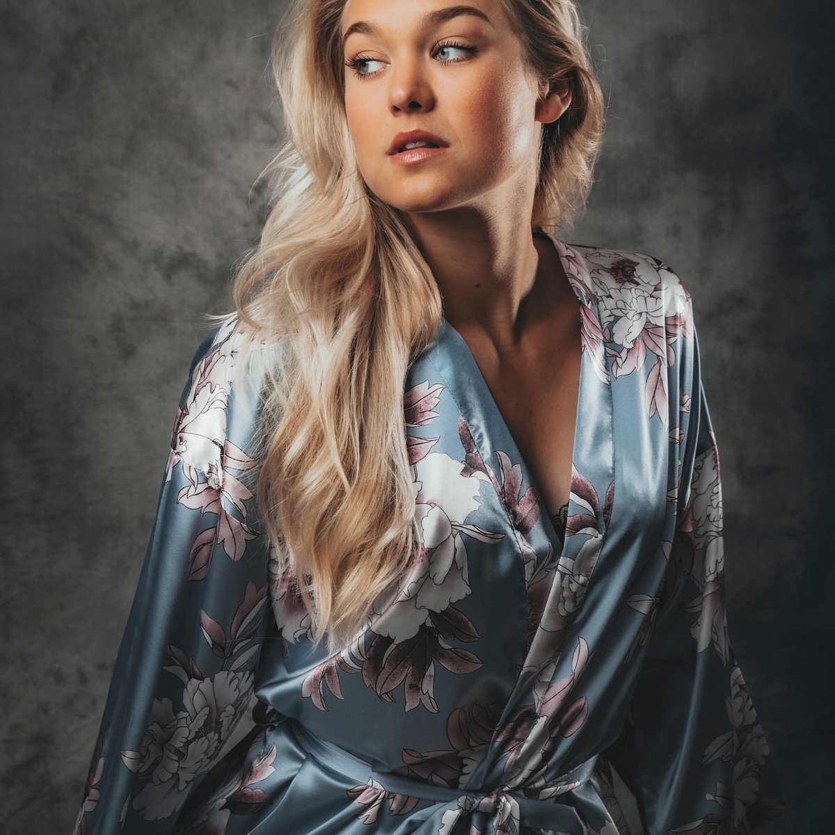 Kimono dames satijn - grijsblauw met roze bloemenprint - Plus maat - geschikt voor maten L, XL en XXL - nachtkleding, ochtendjas