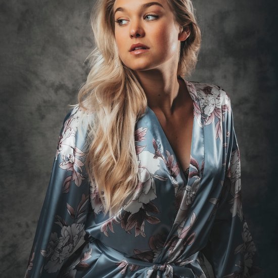 Kimono dames satijn - grijsblauw met roze bloemenprint - Plus maat - geschikt voor maten L, XL en XXL - nachtkleding, ochtendjas