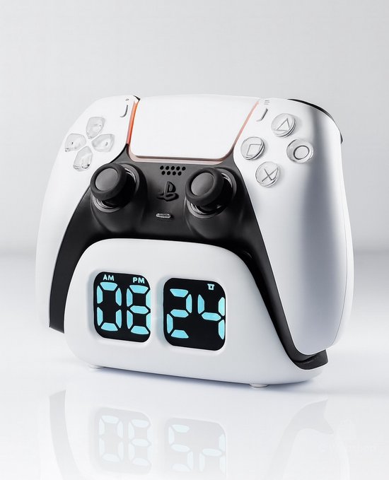 Witte PS5 controller met zwart detail en dubbel blauw klokdisplay "08:24 AM / PM".
