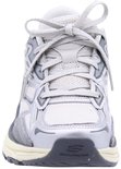 Zilverkleurige Skechers sneaker met veters en grijs S-logo op de neus.