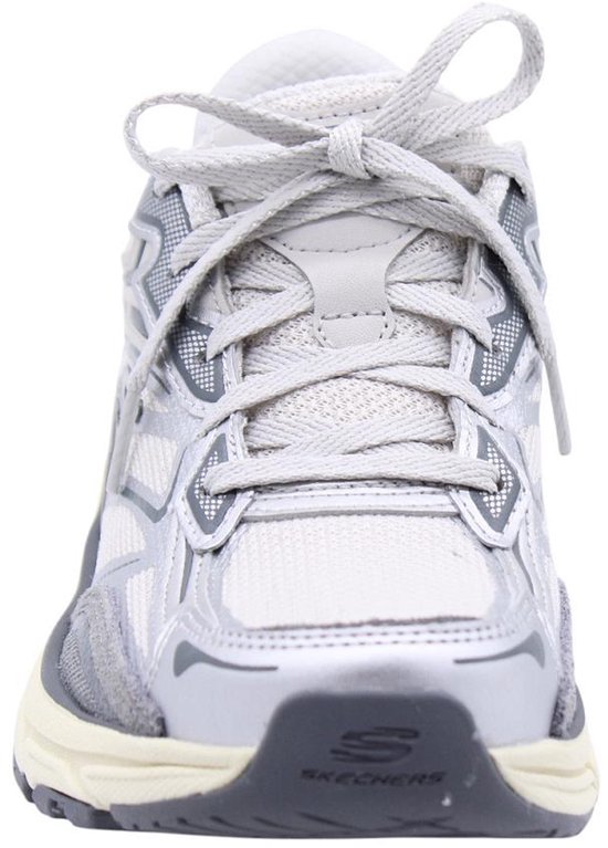 Zilverkleurige Skechers sneaker met veters en grijs S-logo op de neus.