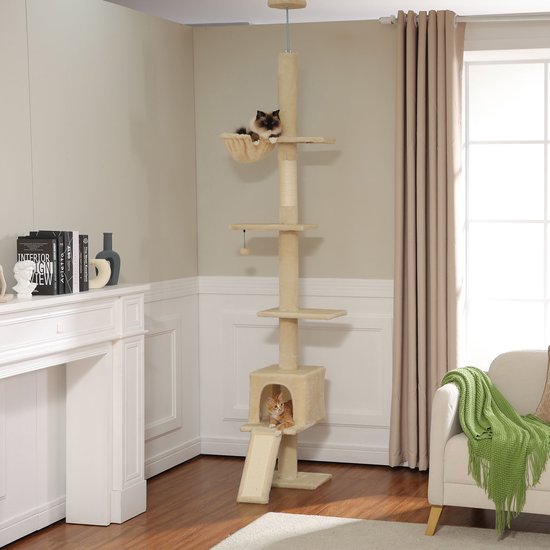 Beige kattenboom met twee katten, een in hangmat, de ander in huisje, in woonkamer.