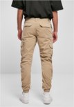 Man met beige cargo broek, achterkant zichtbaar, met zakken en elastische enkelbanden.