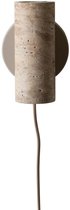 Beige stenen wandlamp met stoffen kabel op een witte achtergrond.