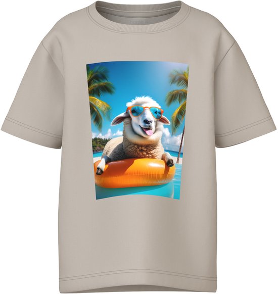 Beige t-shirt met opdruk van een schaap met zonnebril op een opblaasband in het zwembad.